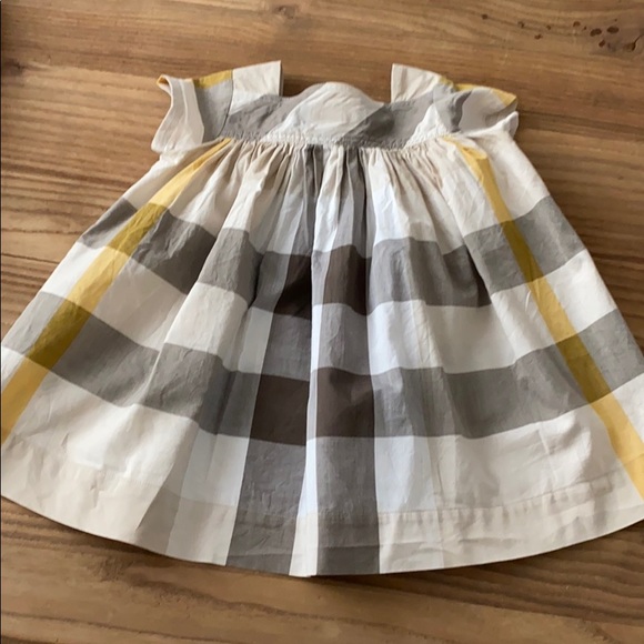 Beautiful Classic Burberry dress - Picture 3 of 4